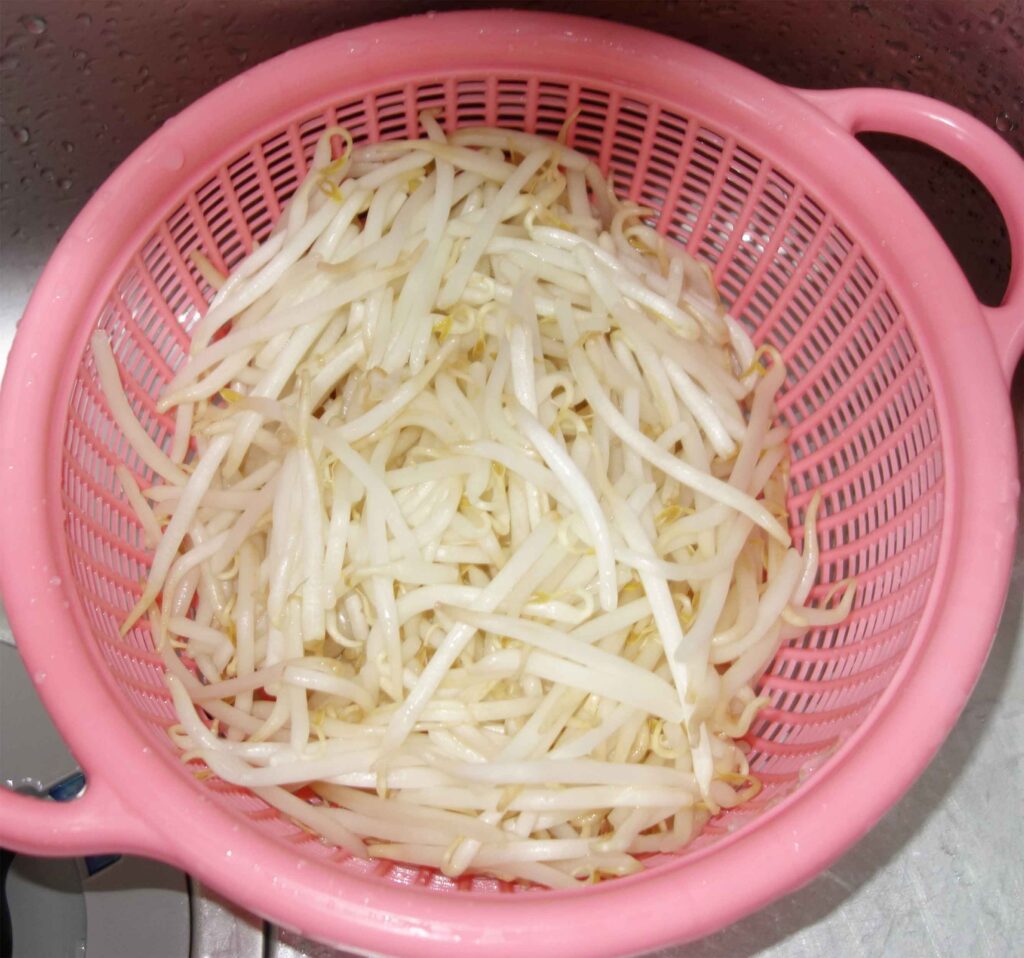 ピンク色のザルに入った大量のもやし