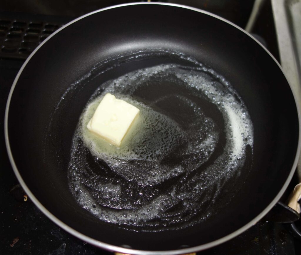 フライパンでバターを溶かす様子
