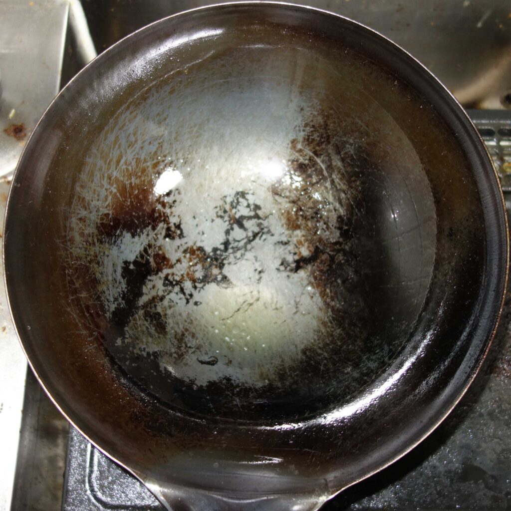 使い込まれた中華鍋
