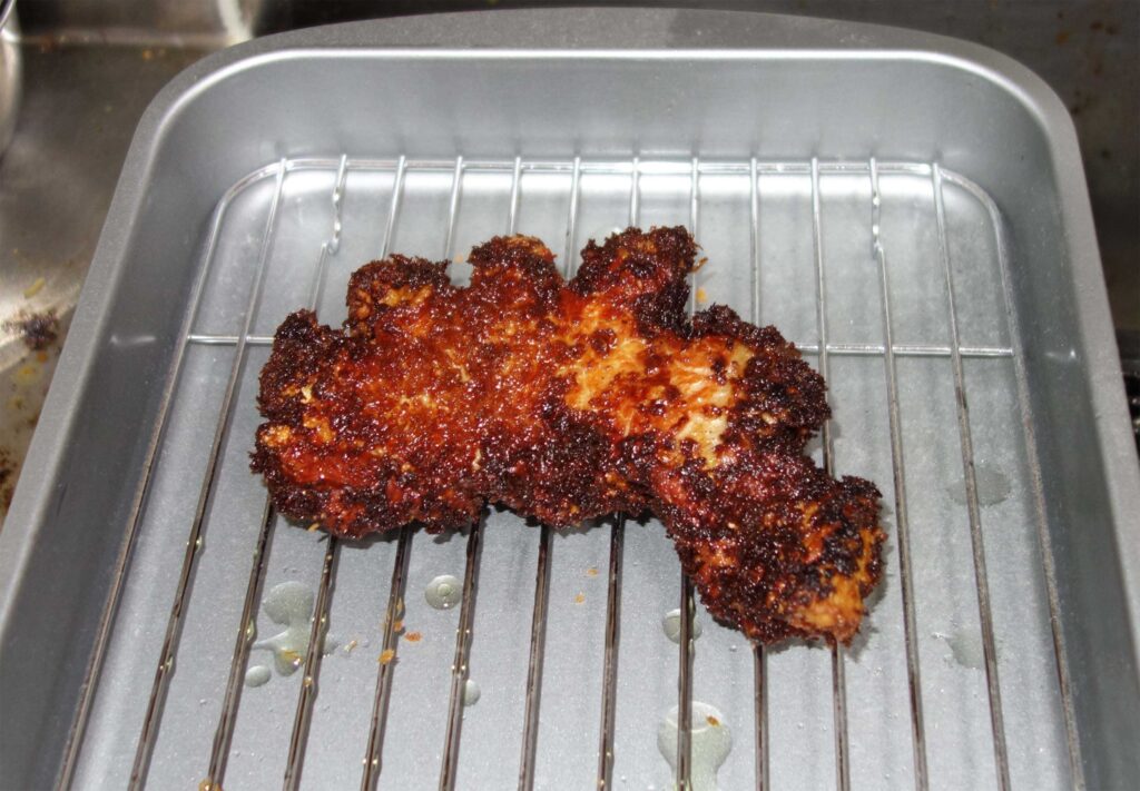 網の上に乗った揚げ物