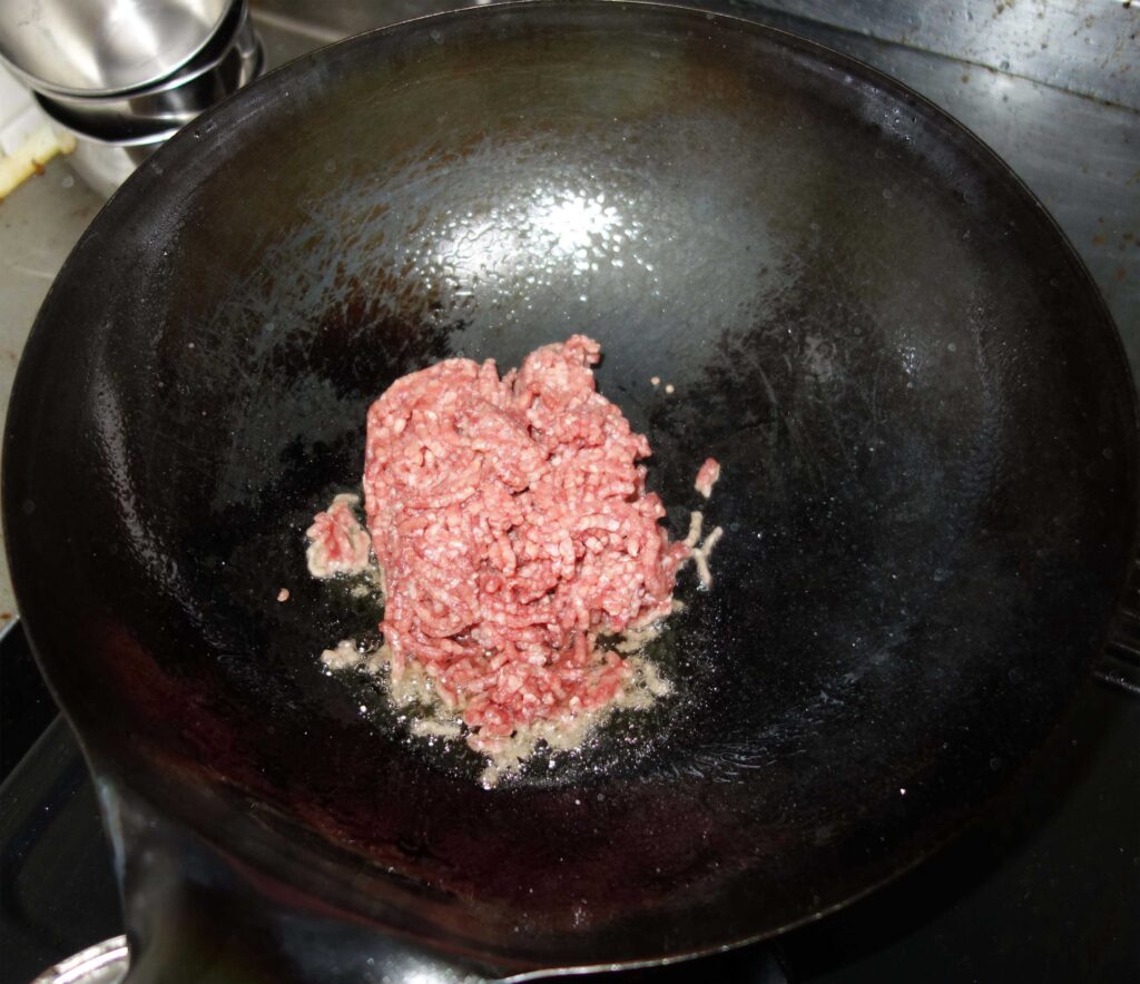 中華鍋で炒める前のひき肉