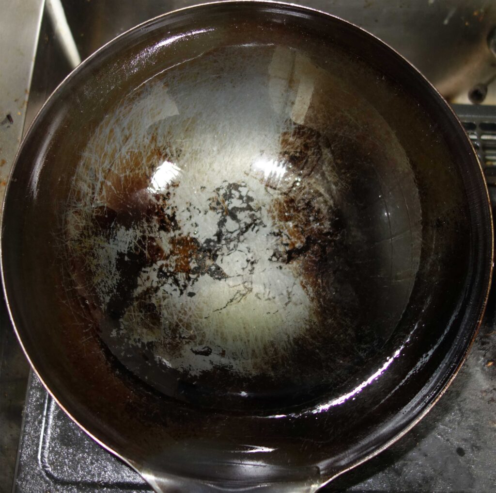 焦げ付いた中華鍋
