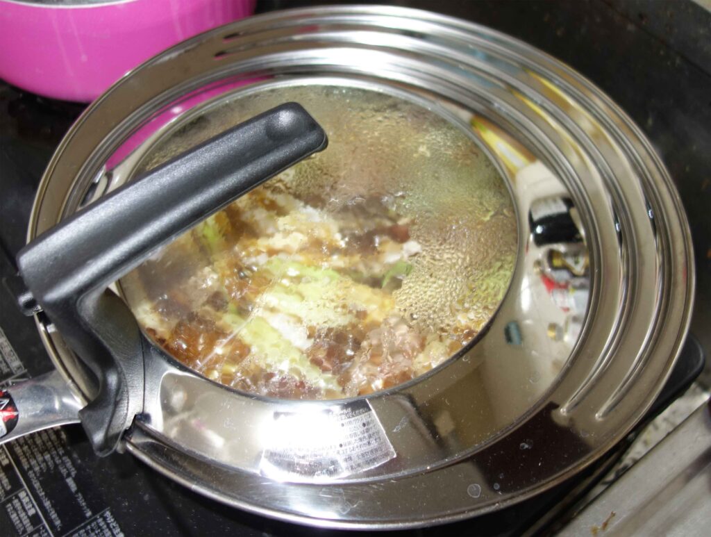 鍋で煮物を作っている様子