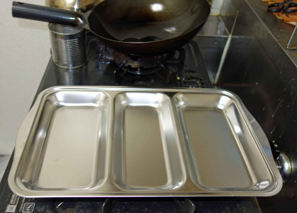 仕切り付きステンレス製トレーと中華鍋
