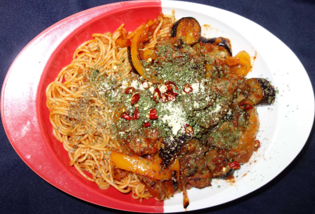 皿に盛られたナスのパスタ