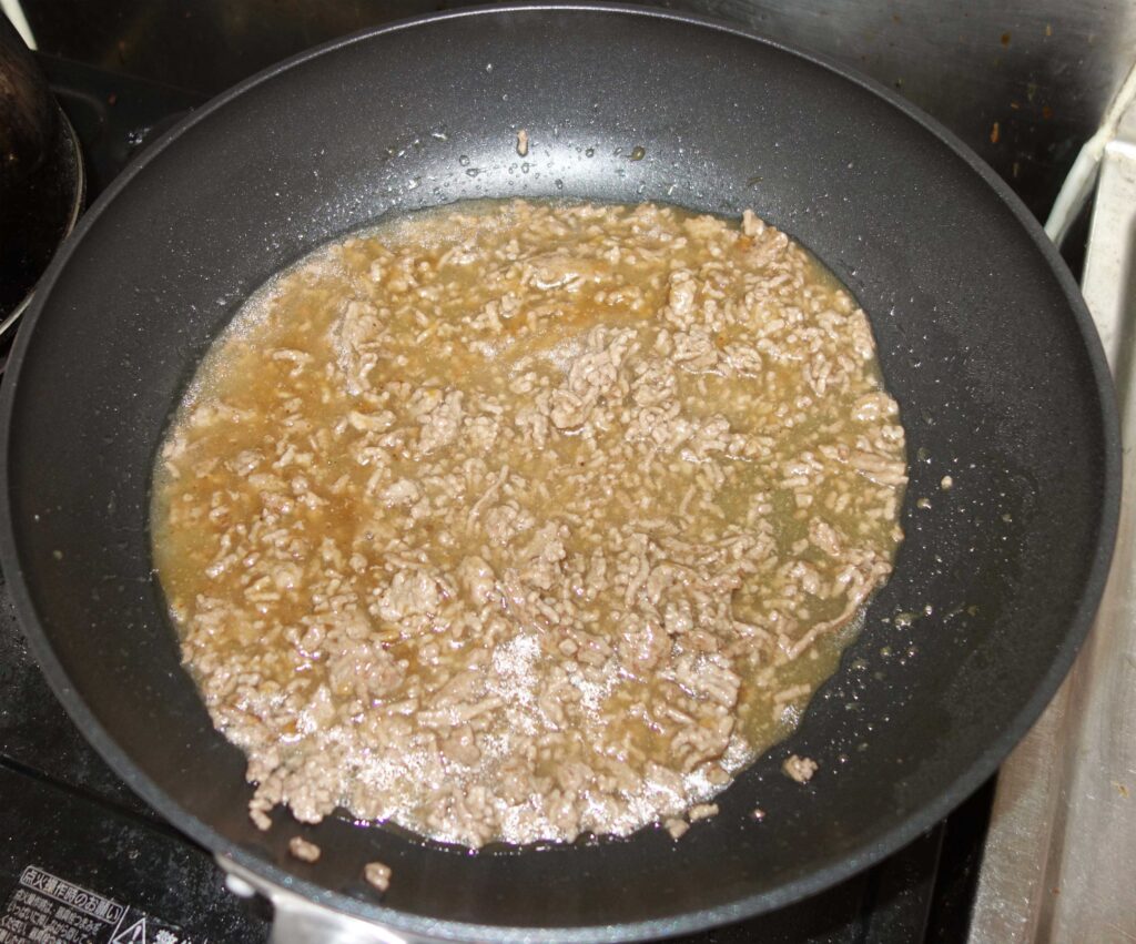 フライパンで炒めたひき肉