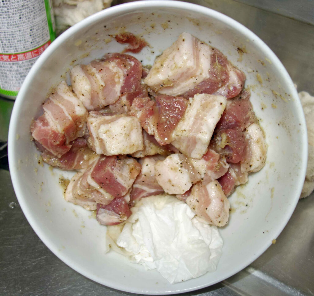 角切り豚バラ肉を下味をつけた状態