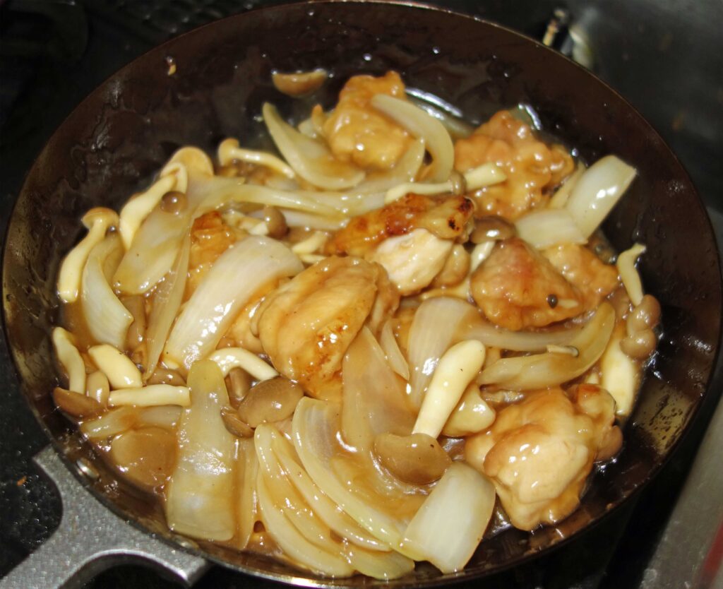 鶏肉と玉ねぎとしめじの照り焼き