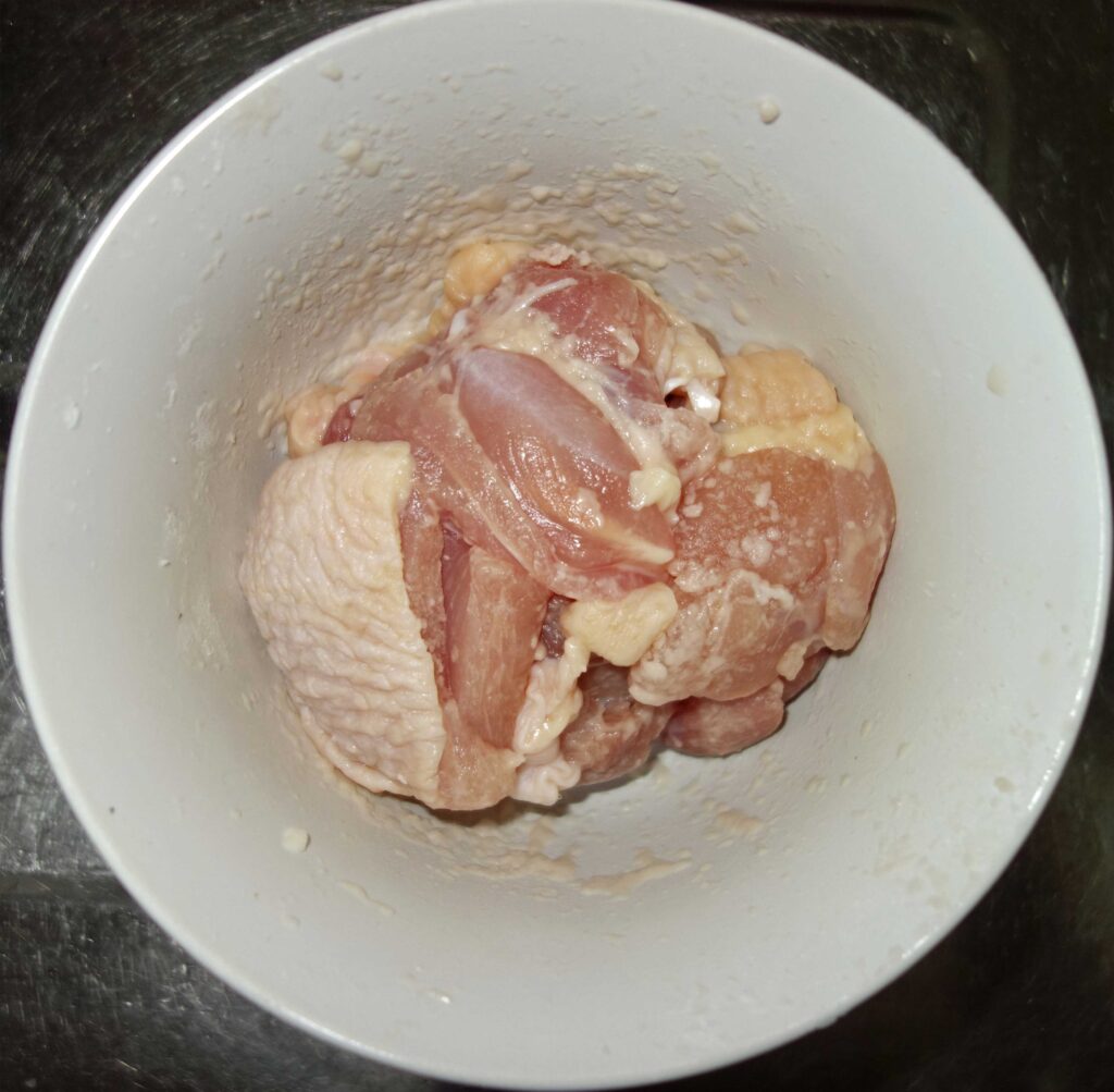 白いボウルに入った鶏肉