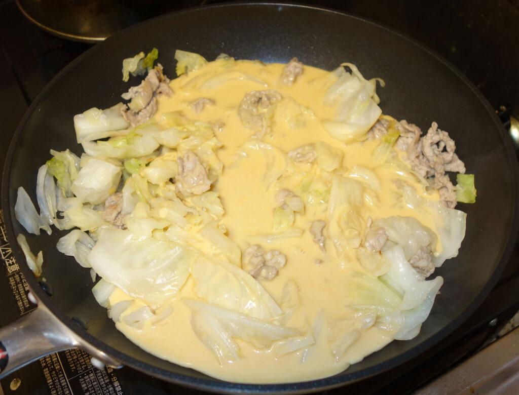 豚肉とキャベツを卵でとじた炒め物