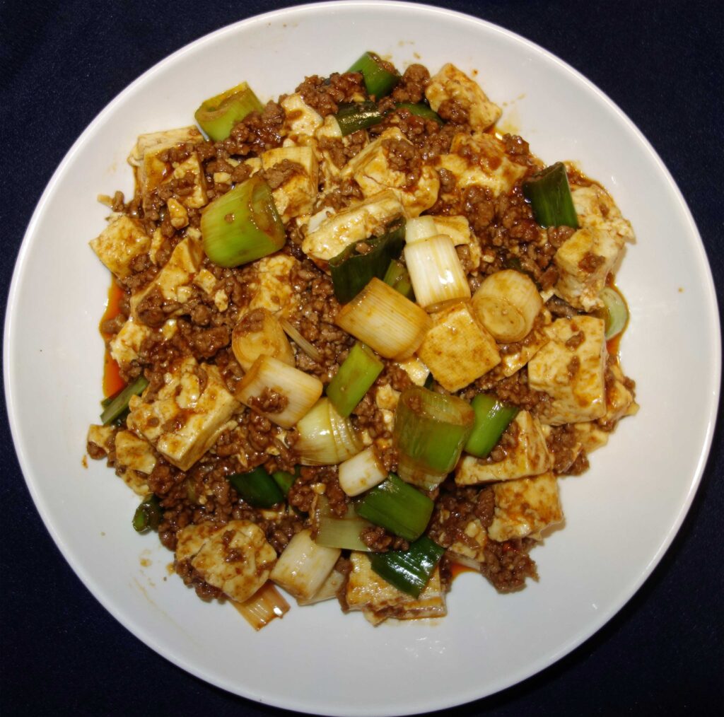 白い皿に盛られた麻婆豆腐