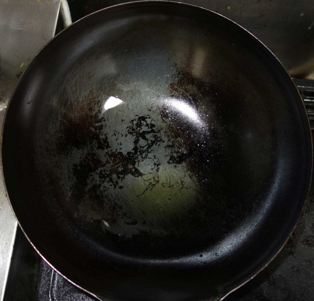 使い込まれた中華鍋