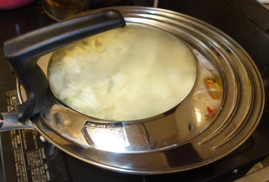 キャベツを煮ている鍋