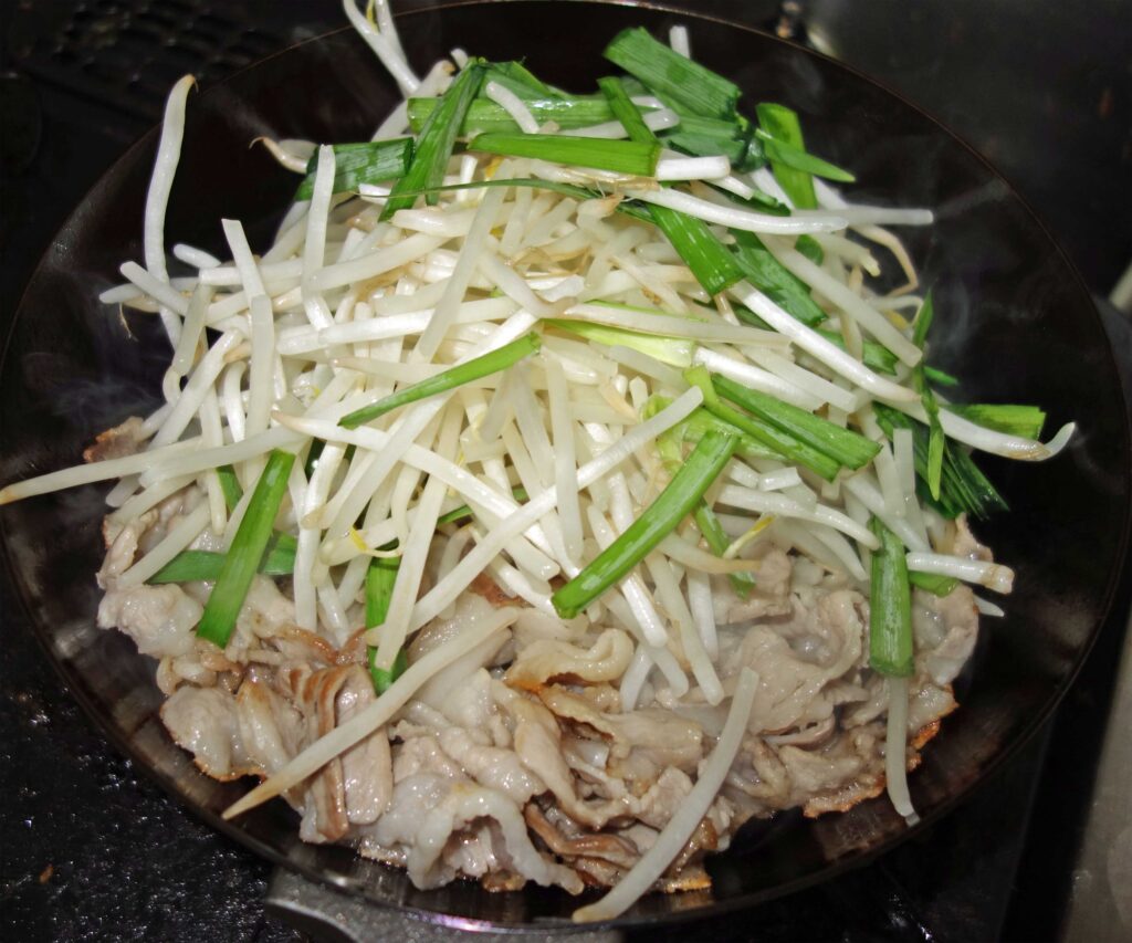 豚肉ともやしとニラの炒め物