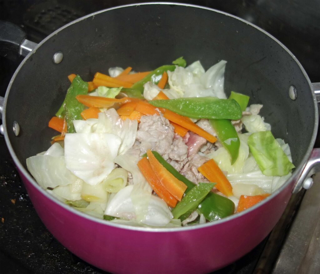 鍋で調理中の野菜炒め