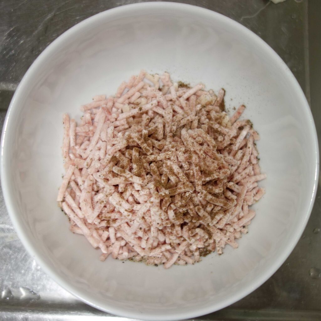 白いボウルに入ったひき肉とスパイス