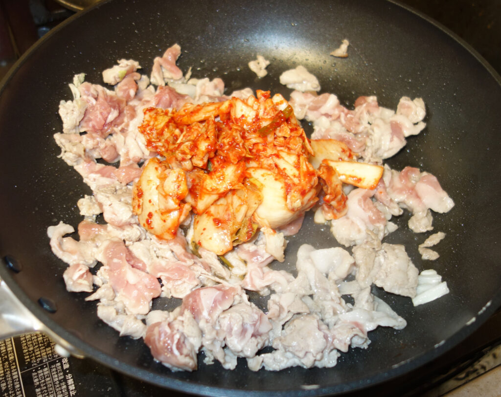 豚肉とキムチを炒めている様子
