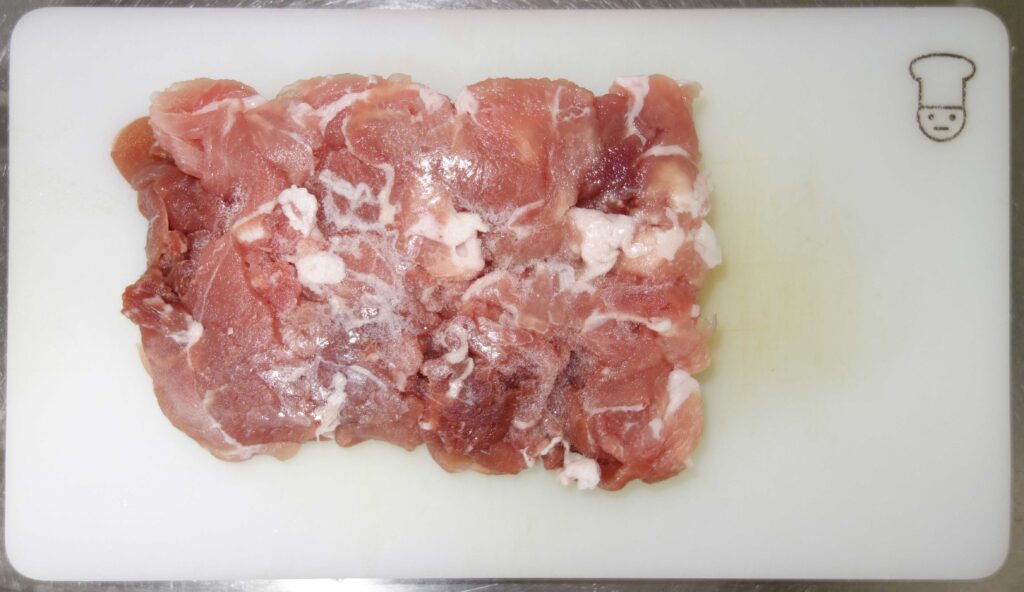 まな板の上の豚肉