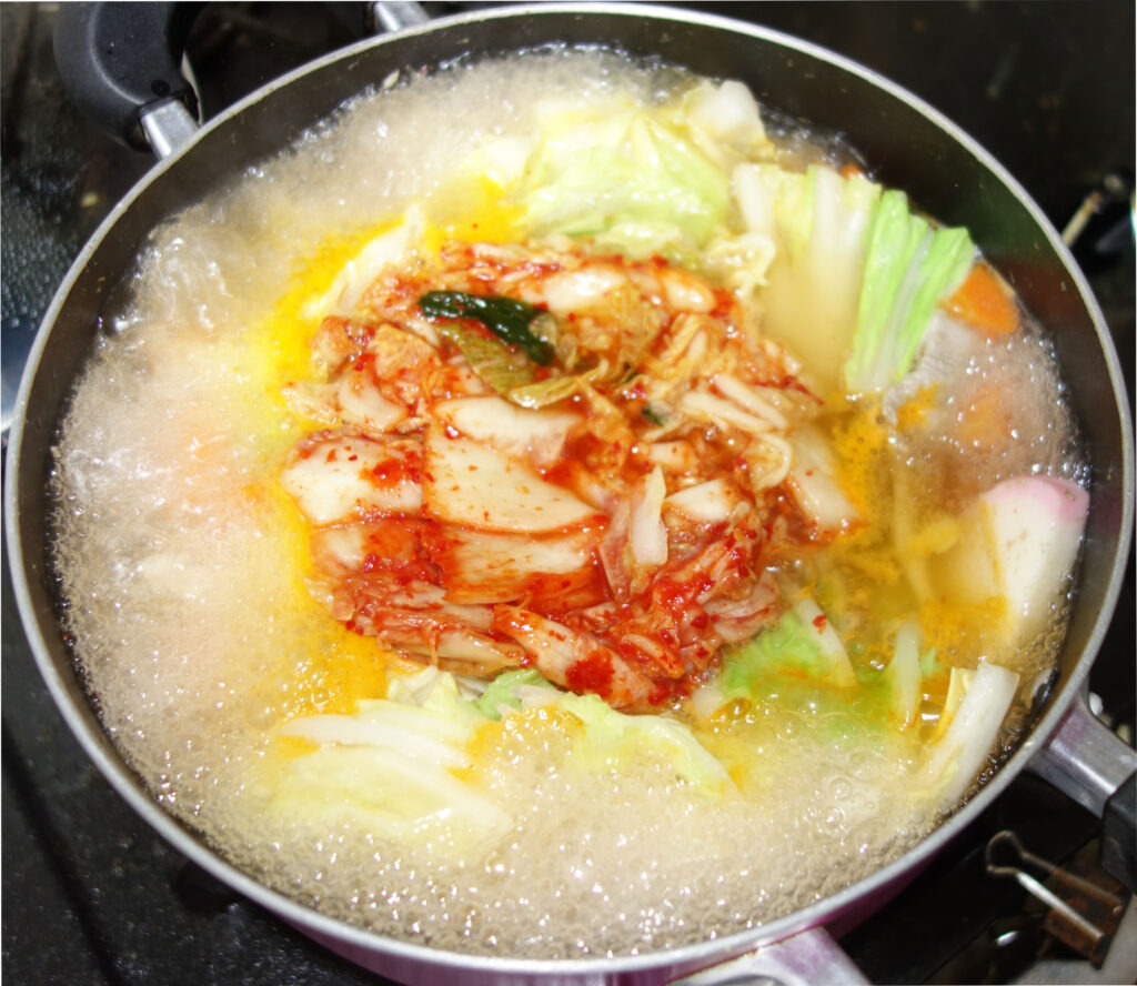 鍋で煮込まれたキムチ鍋