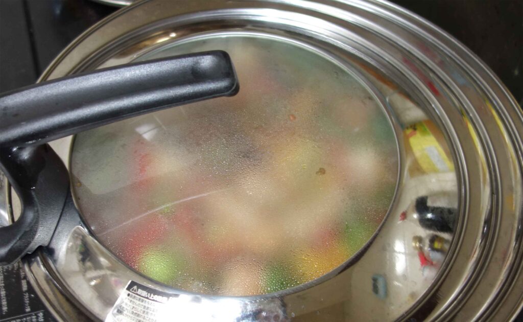 蓋付きの鍋で調理中の料理