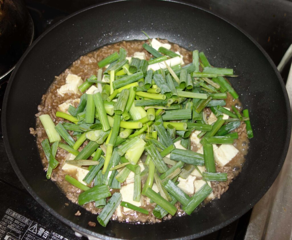 フライパンで調理中の麻婆豆腐