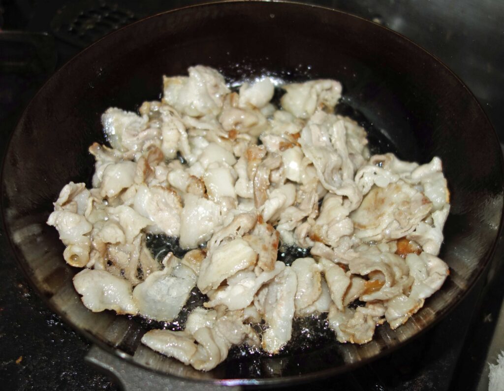 豚肉を炒めている様子