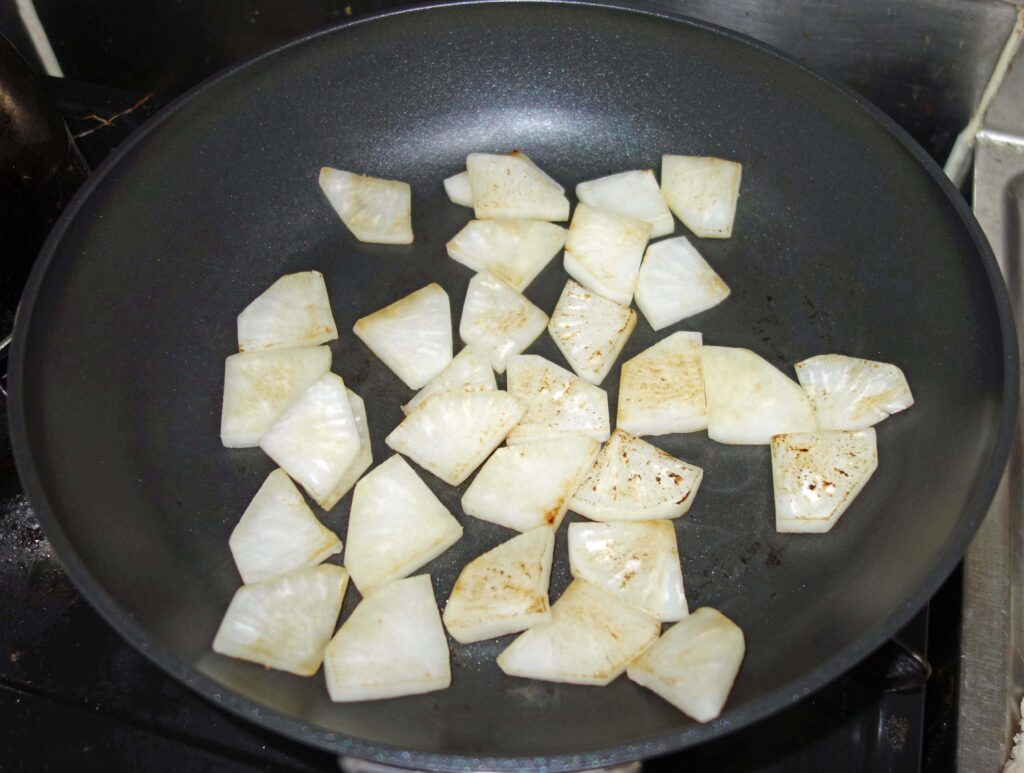 フライパンで焼かれた大根