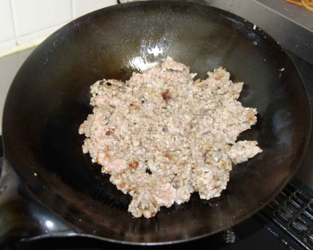 中華鍋で炒めたひき肉