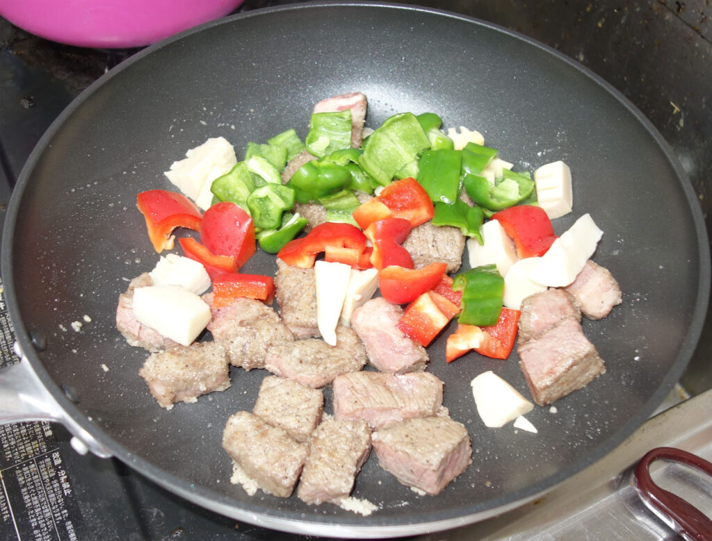 フライパンで調理中の牛肉と野菜