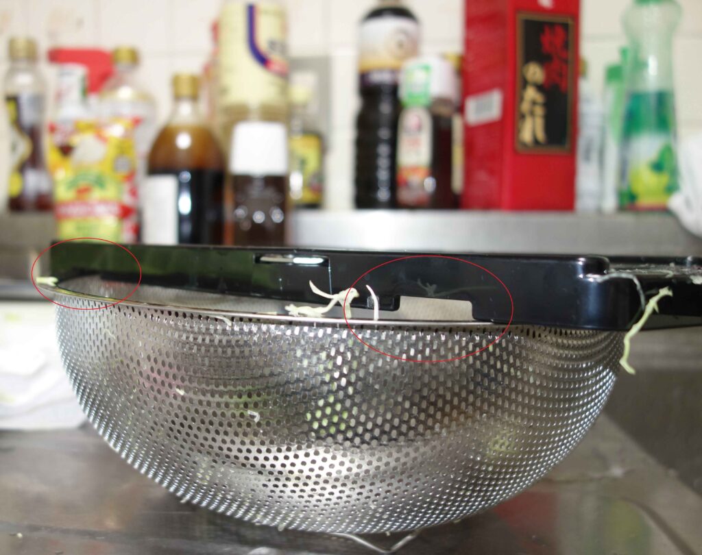 野菜くずが残った金属製のざる