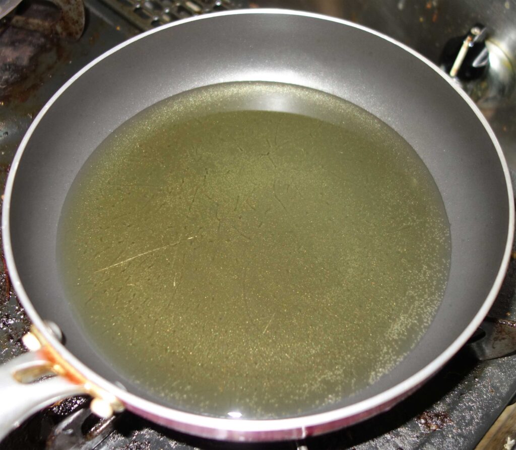油が入ったフライパン