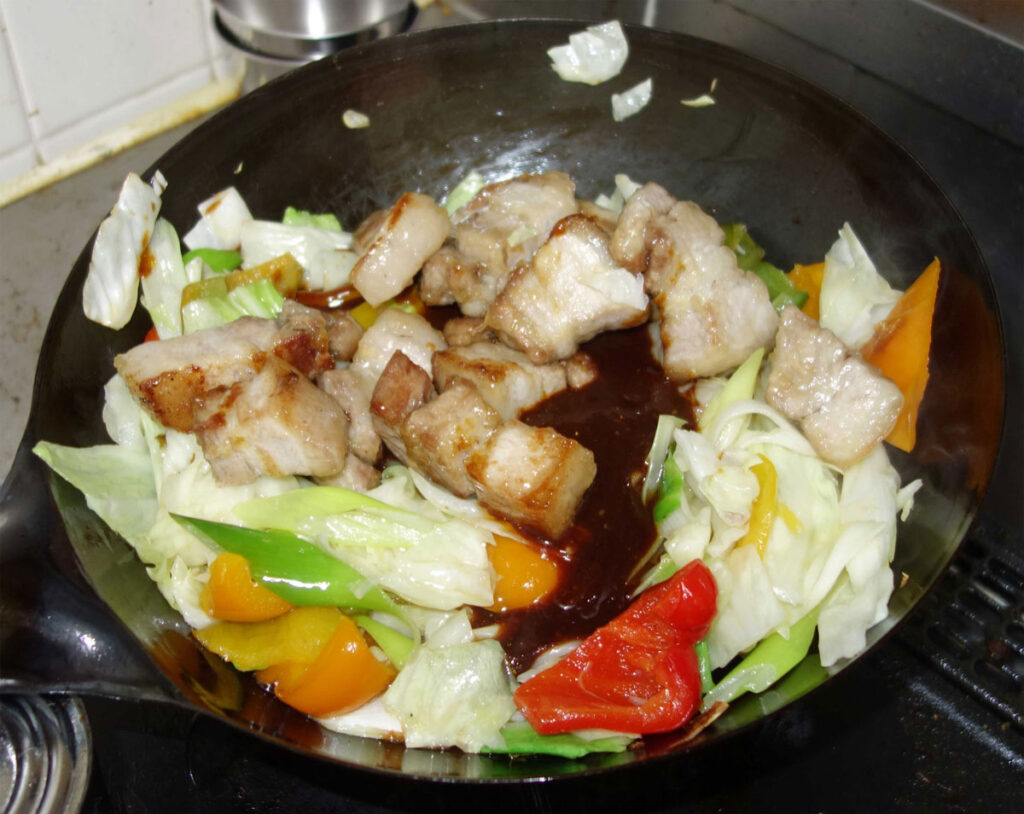 中華鍋で炒めた豚肉と野菜炒め