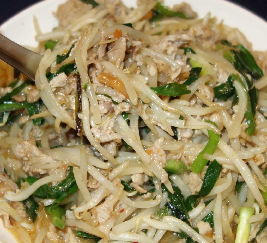 豚肉ともやしとニラの炒め物