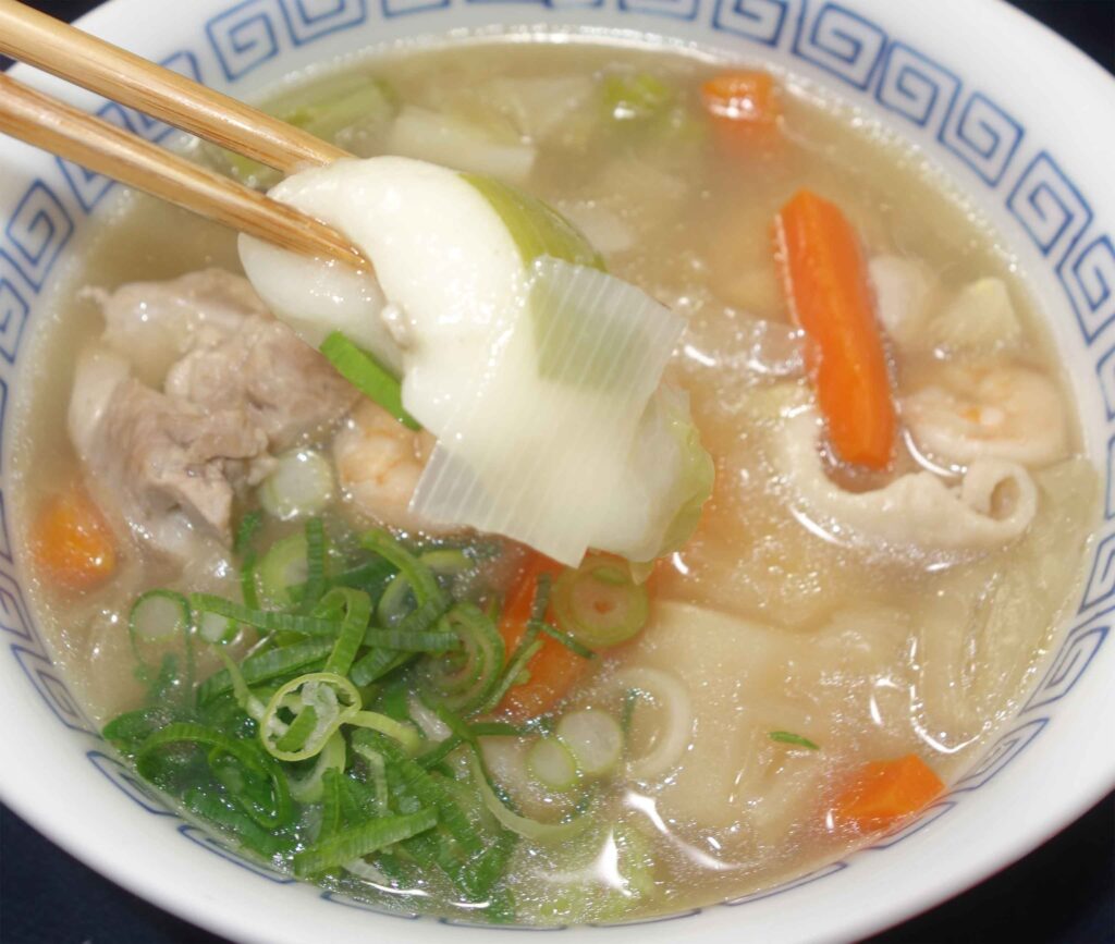 具沢山な豚汁をお箸で持ち上げている様子