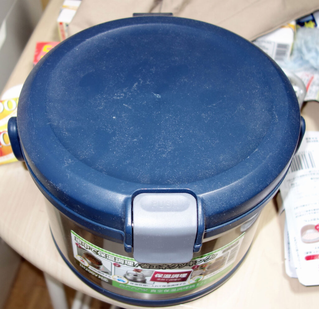 青色の保温調理鍋