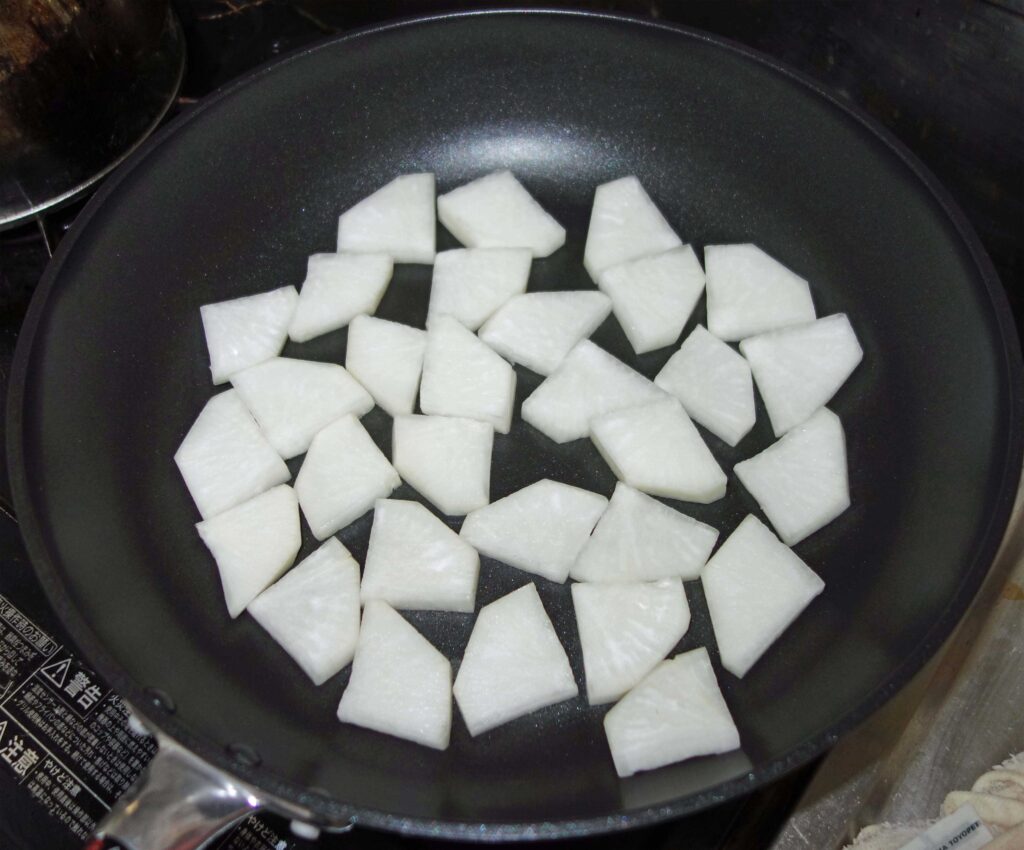 フライパンで調理中の大根