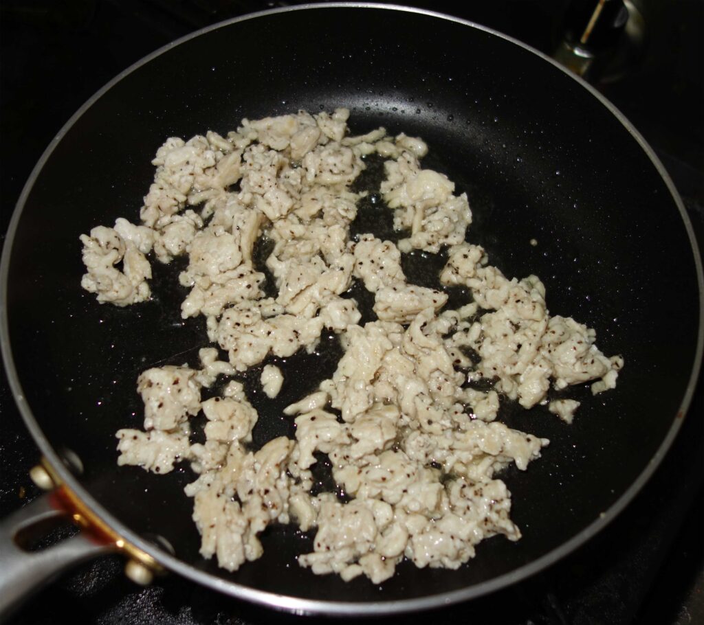 フライパンで炒めた鶏ひき肉