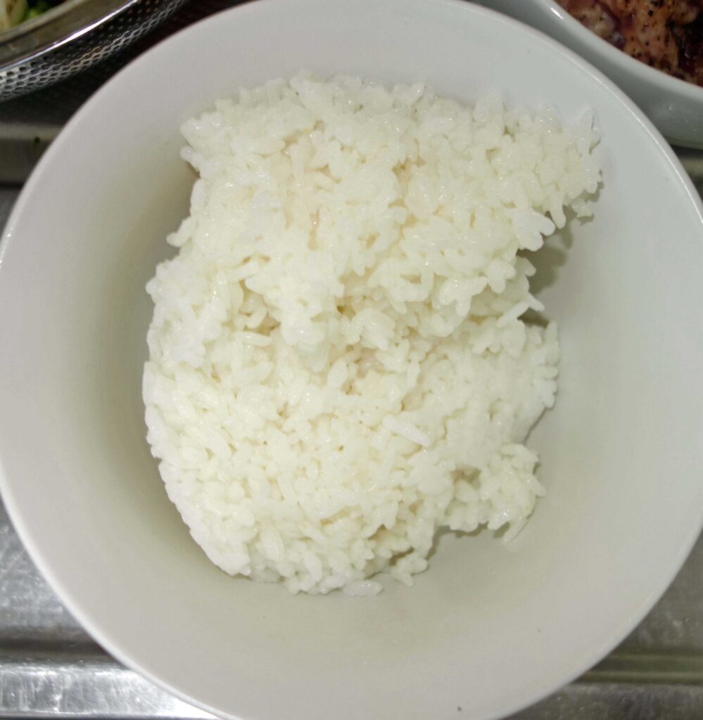 白い茶碗によそわれたご飯