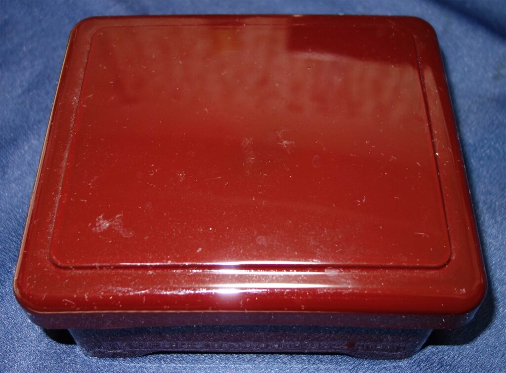 茶色の漆塗り箱