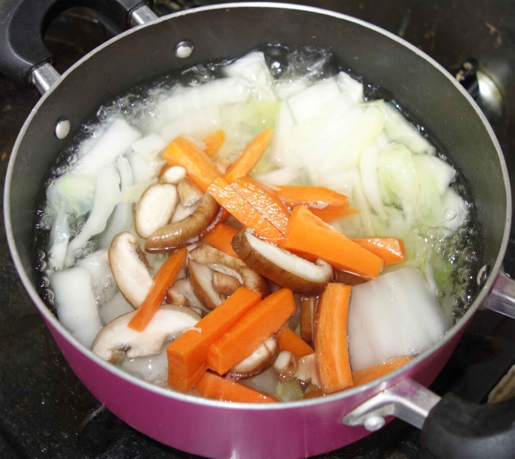 鍋で煮る白菜ニンジンしいたけ