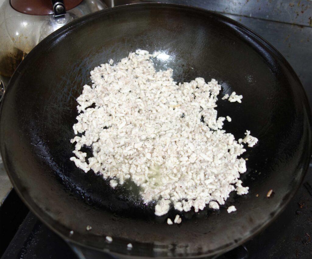 中華鍋で炒めるひき肉