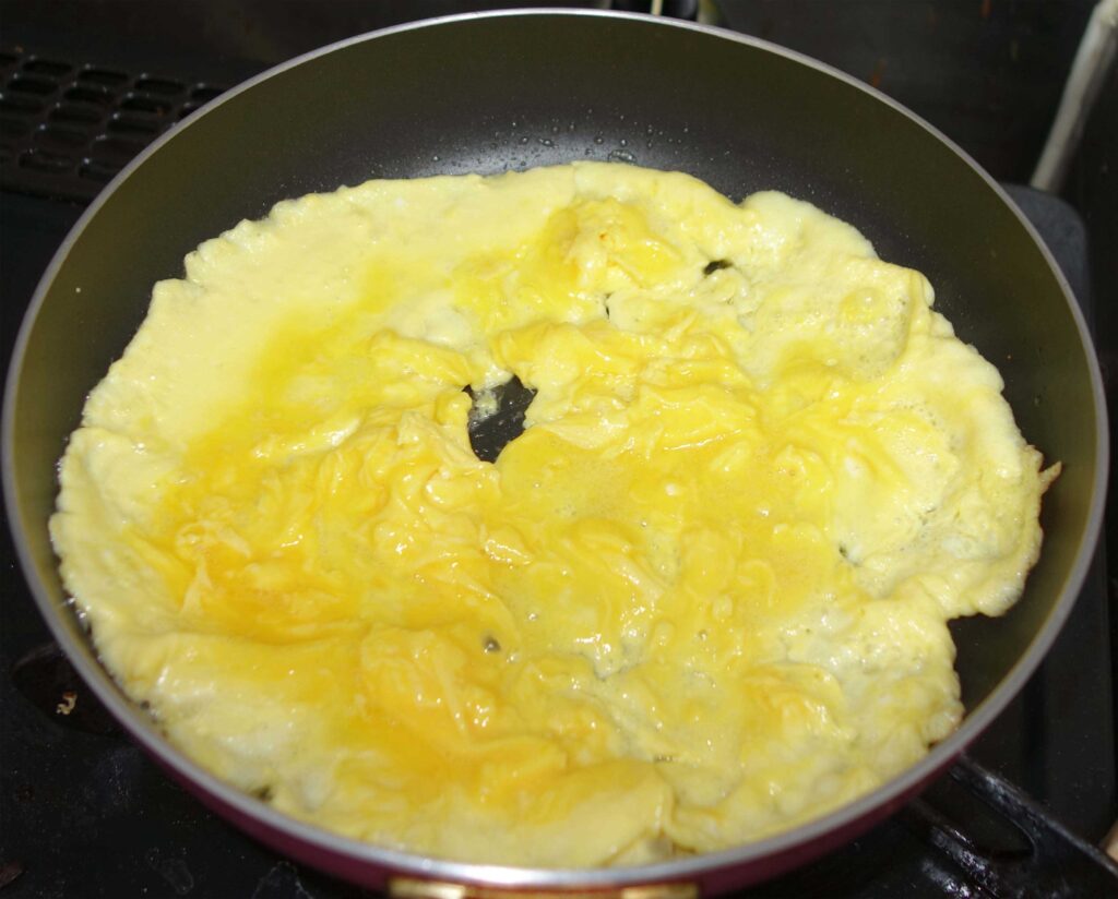 フライパンで焼いている卵