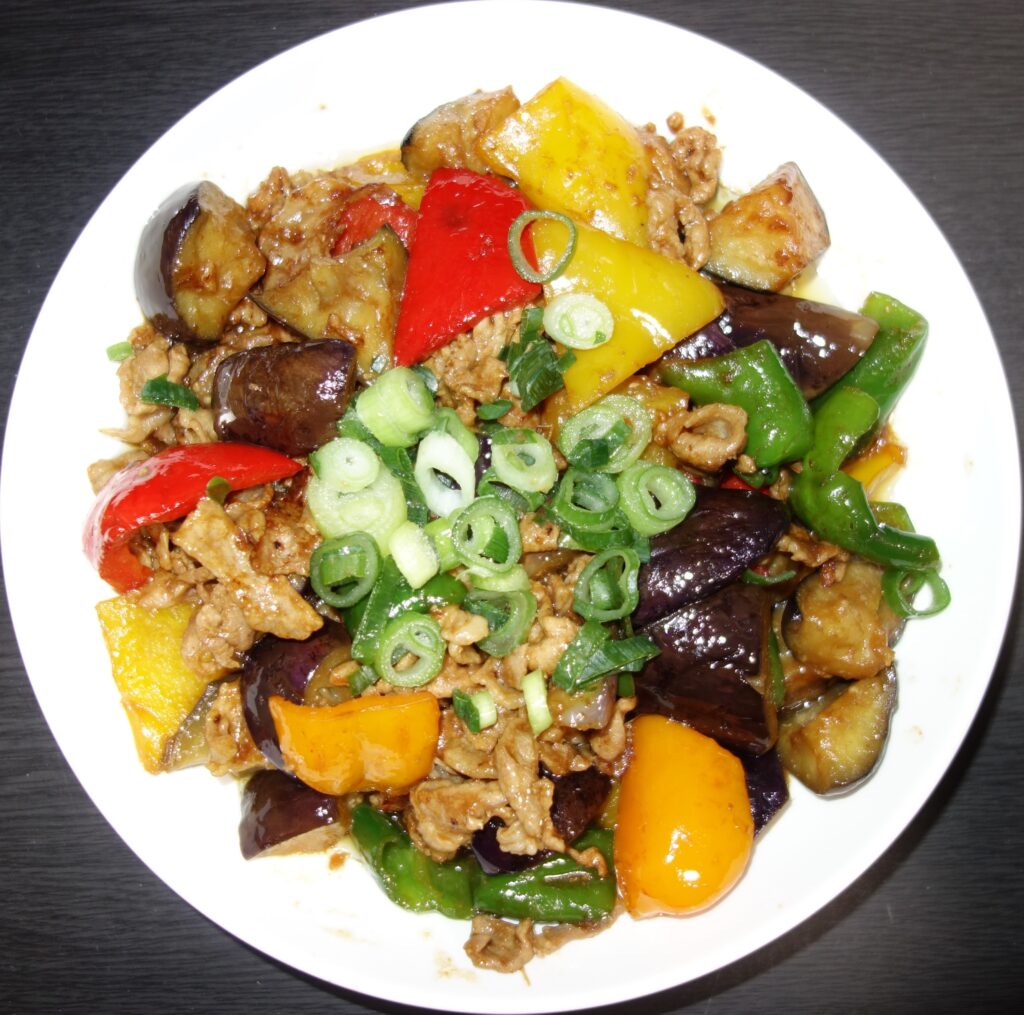 白い皿に盛られたナスと豚肉の味噌炒め