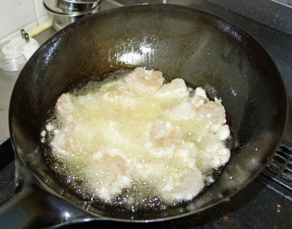 エビの天ぷらを揚げている様子