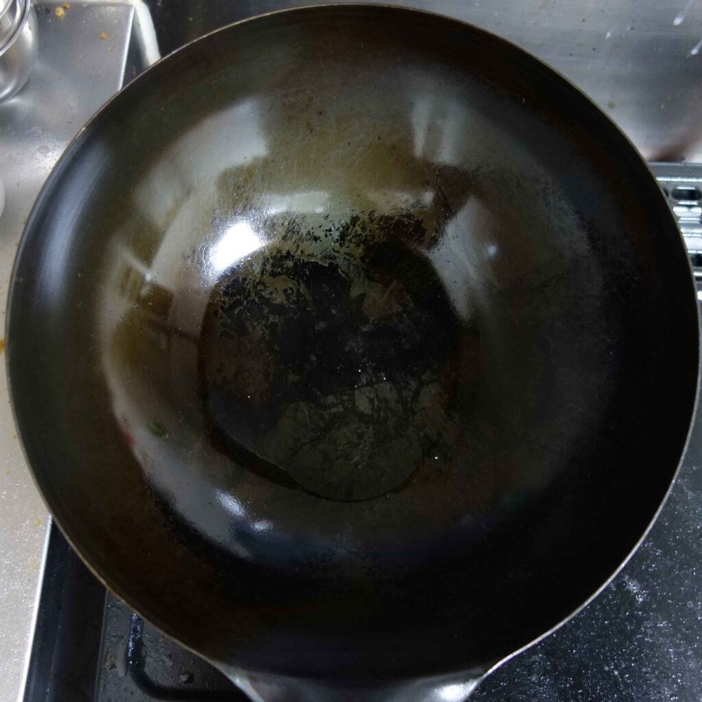使い込まれた中華鍋