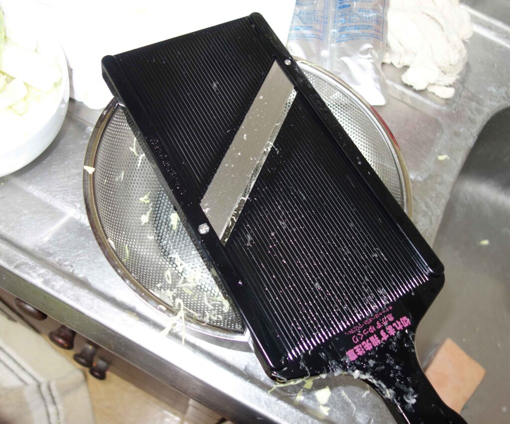 スライサーでキャベツを切っている様子