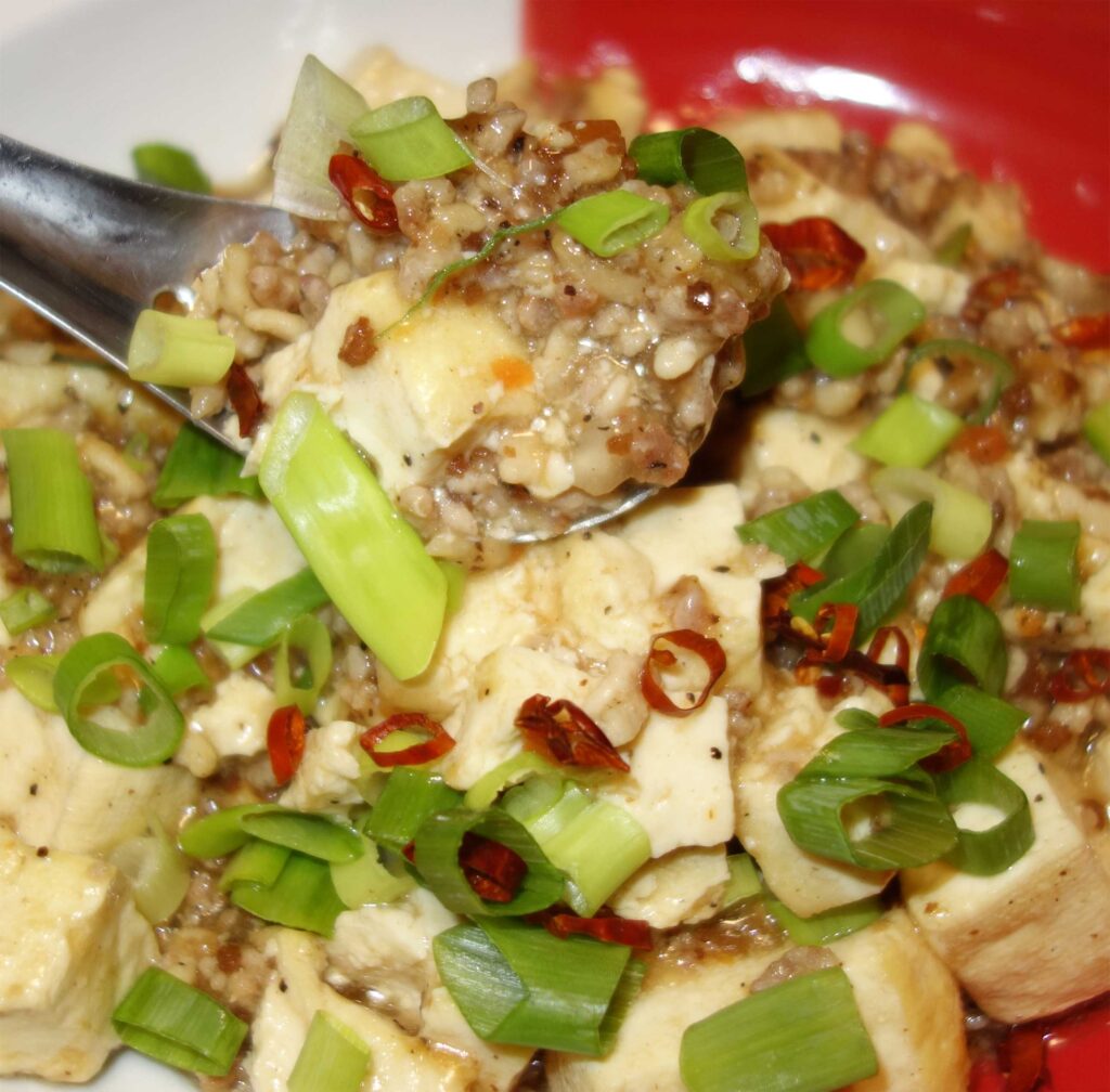 麻婆豆腐をスプーンですくっている写真