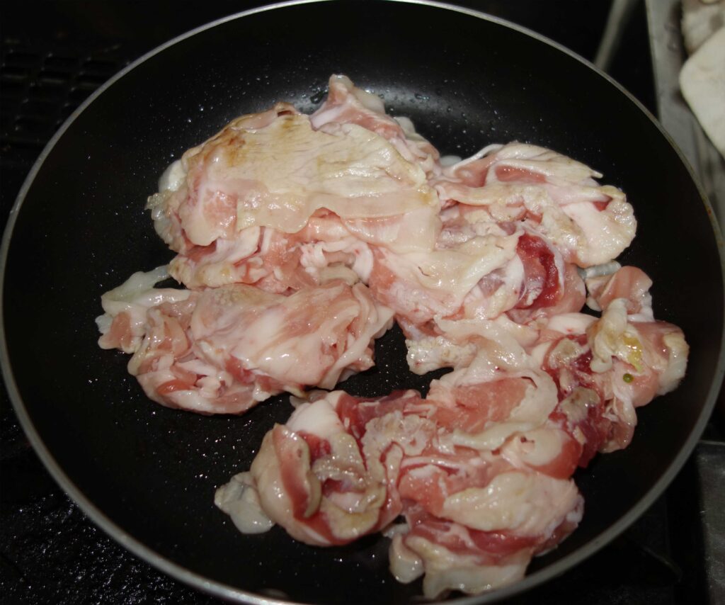 フライパンで豚肉を焼いている様子