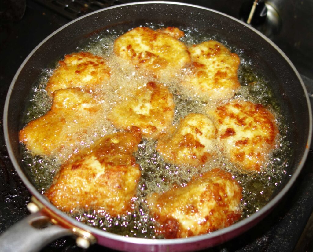 油で揚げ焼きしている鶏肉