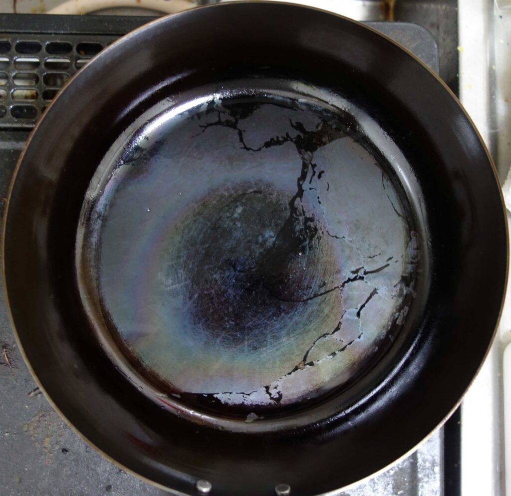 使い込まれた鉄製フライパン